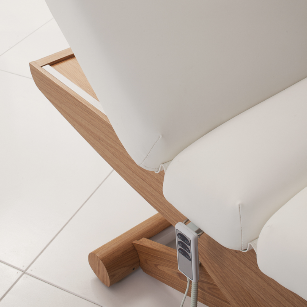 Profesionāla elektriska masāžas kušete ar trim motoriem un hromoterapijas funkciju COLONIAL WOOD SPA (376.001)